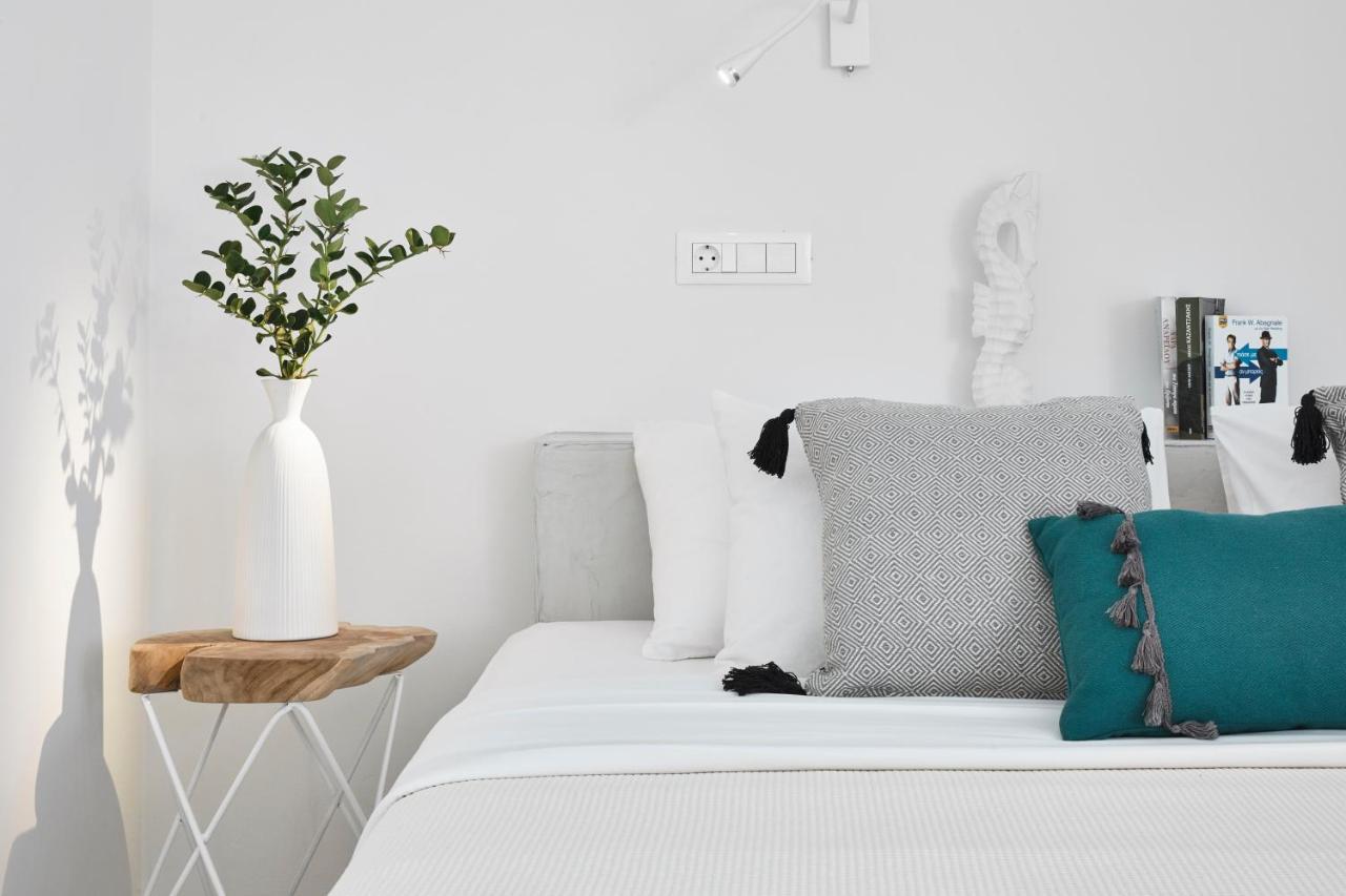 Infinite Blue Luxury Suites Fira (Santorini) Exterior foto
